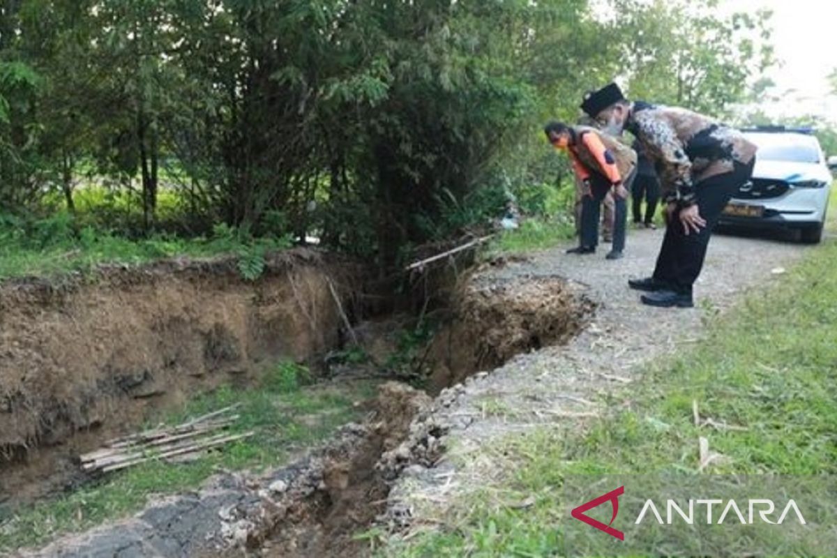 Bupati Bangkalan instruksikan segera percepat perbaikan jalan ambles
