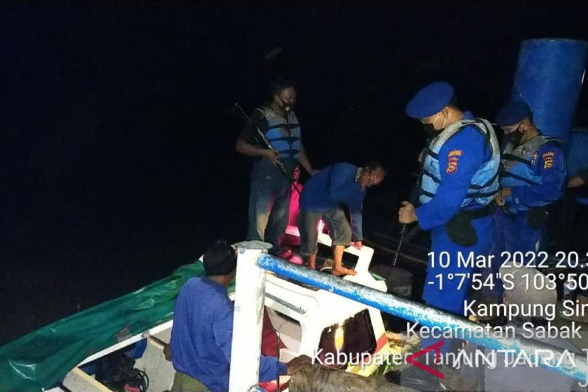 Polisi Tanjabtim gelar patroli perairan awasi distribusi minyak goreng