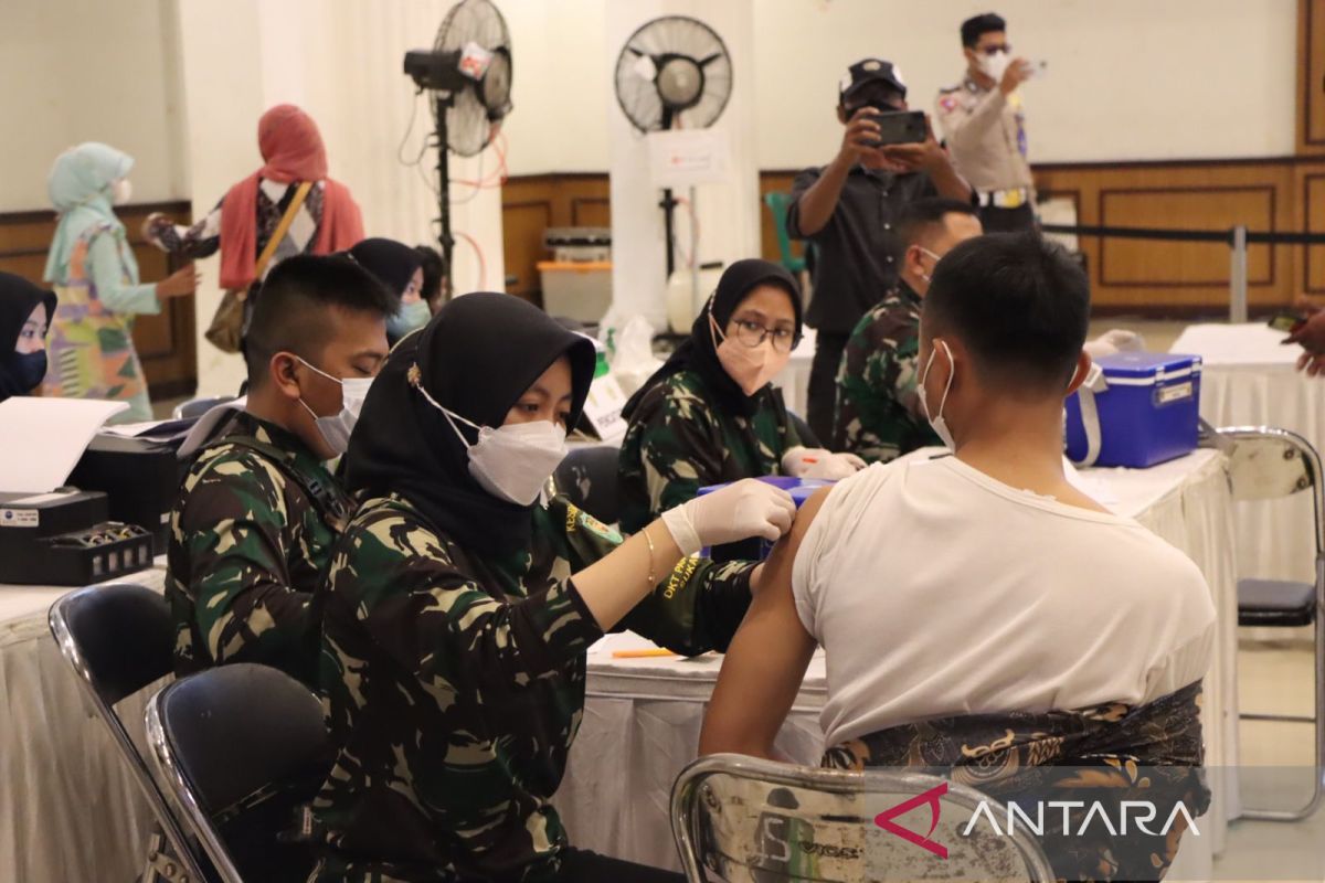 Kolaborasi TNI-Polri amankan vaksinasi di Kota Sukabumi