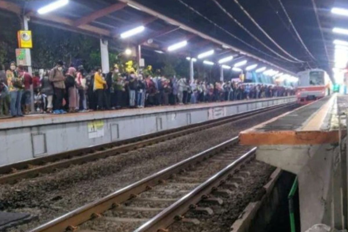 Perjalanan kereta tujuan Bogor alami gangguan di Stasiun Tanjung Barat