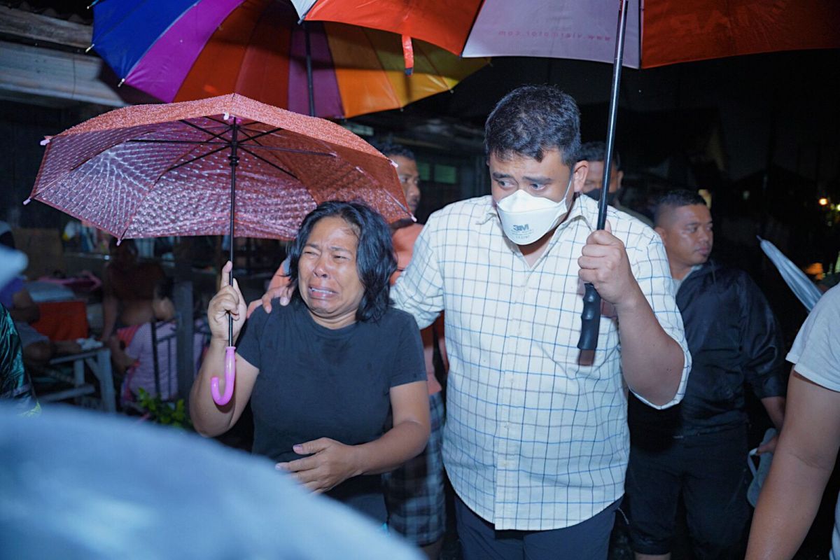 Wali Kota Medan terobos banjir pastikan  warganya aman di Medan Denai