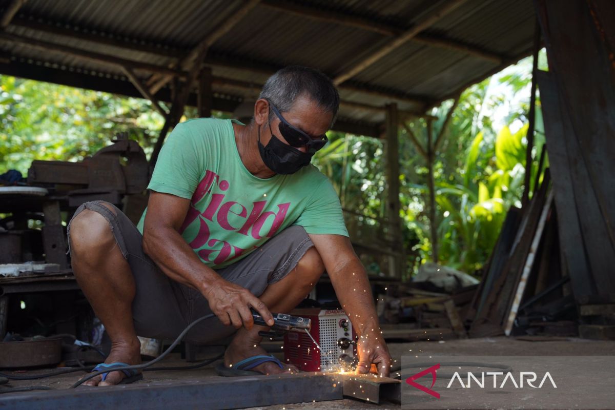 Peralatan las di bengkel Ho Tjin Kho Kian lengkap setelah jadi mitra binaan PT Timah Tbk