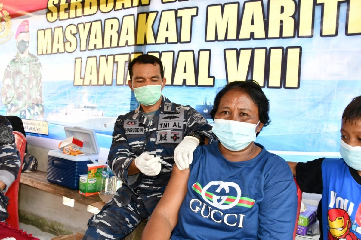 Lantamal VIII gelar serbuan vaksinasi di Lapangan Taruna Kota Gorontalo