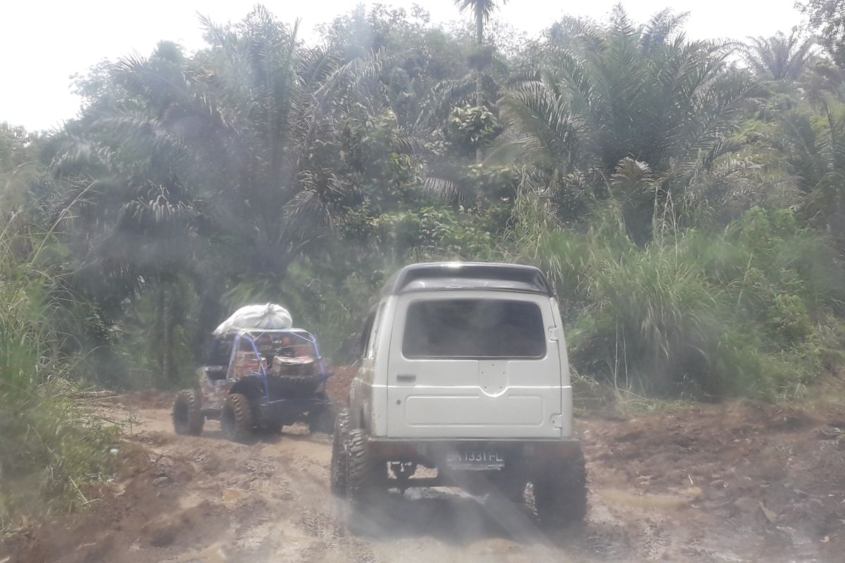 Jalan alternatif  jalur logistik gempa ke Simpang Timbo Abu diperbaiki