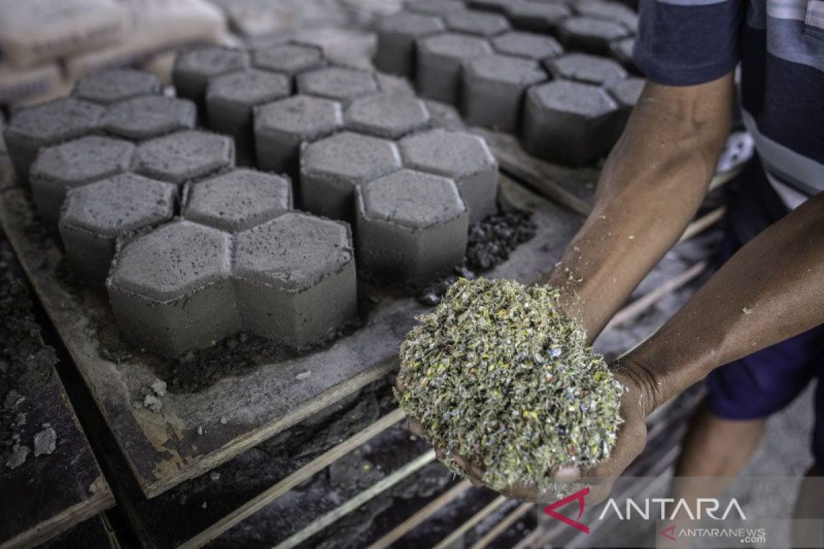 Limbah pembakaran Batubara PLTU Nagan Raya diolah jadi batako dan paving block