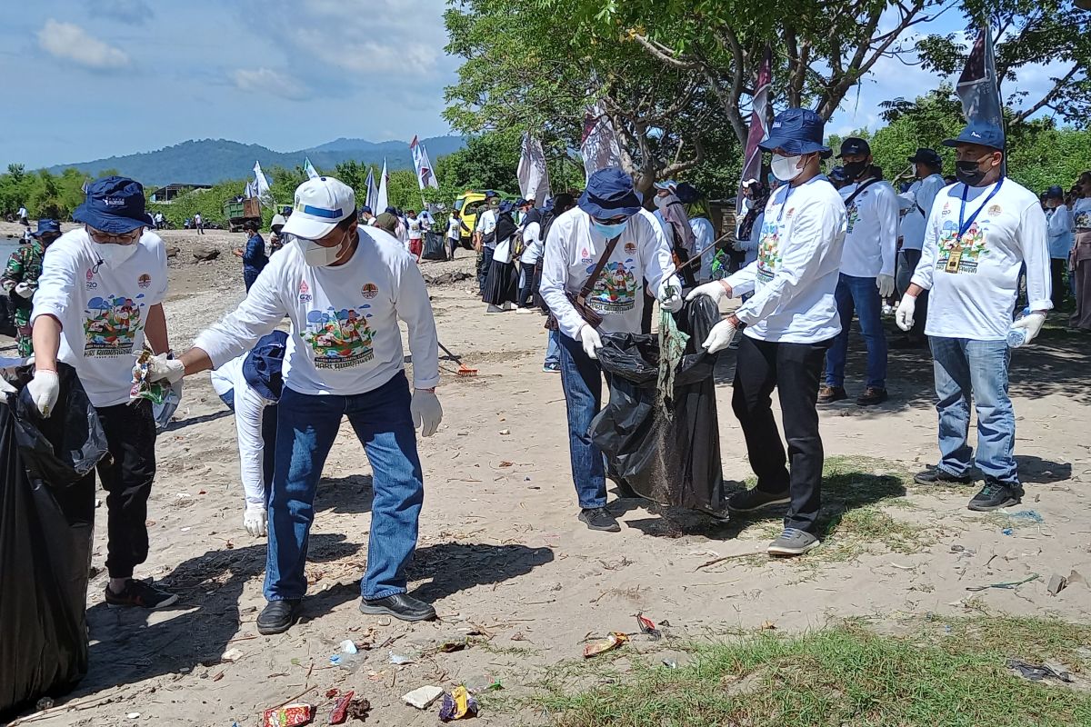 DLH-Pusri Palembang gelar bersih-bersih di Teluk Lampung