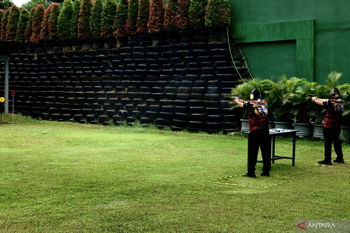 Wadanpaspampres menjajal pistol baru Pindad di Piala Danpaspampres