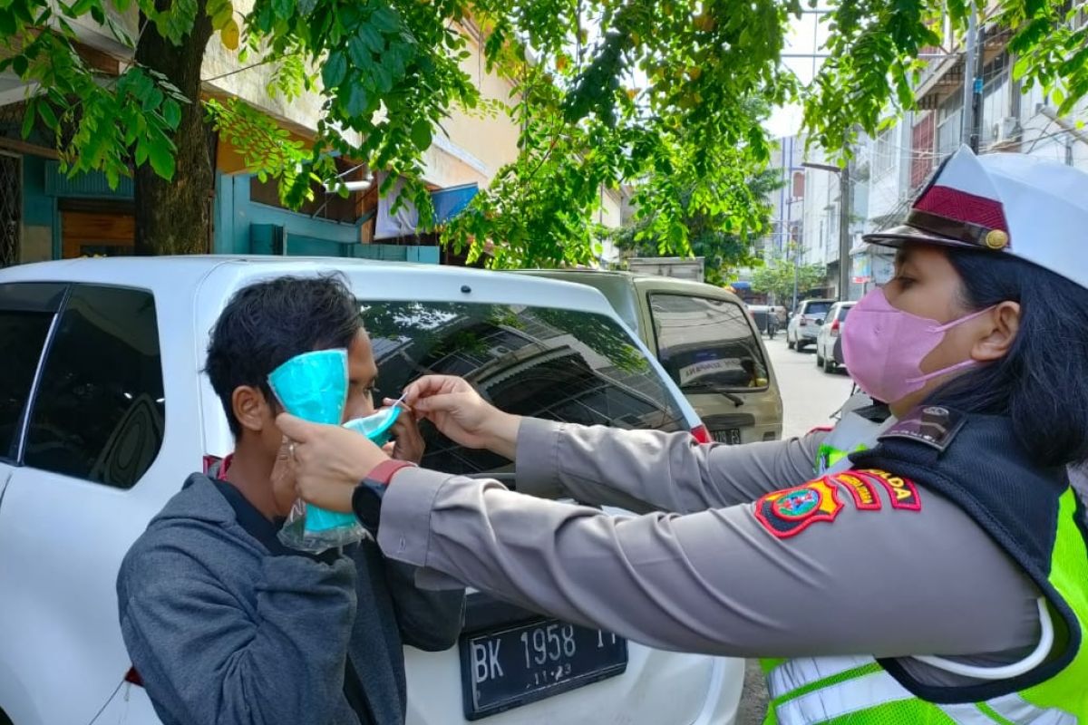 Polres Asahan bagikan masker kepada pengguna jalan