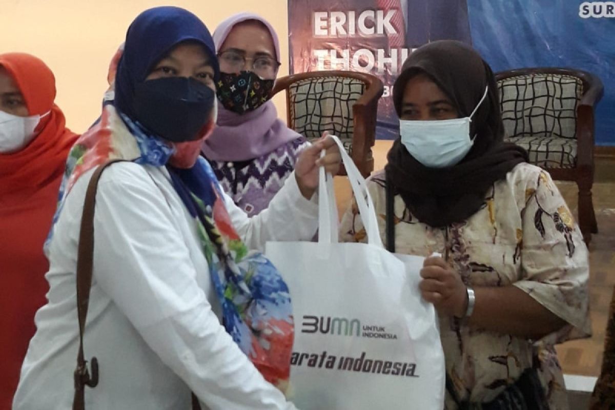 Kementerian BUMN serahkan ratusan paket Sembako di Tambaksari