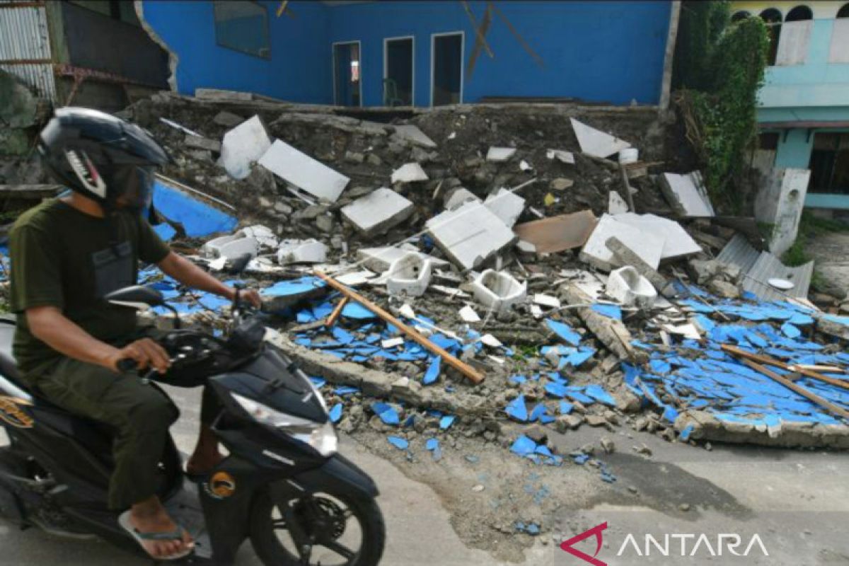 Sekolah di Kota Palu rusak  akibat cuaca buruk