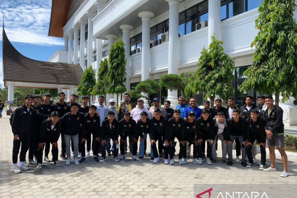 Pengurus lepas PSP Padang U-17 ke Piala Soeratin nasional di Malang