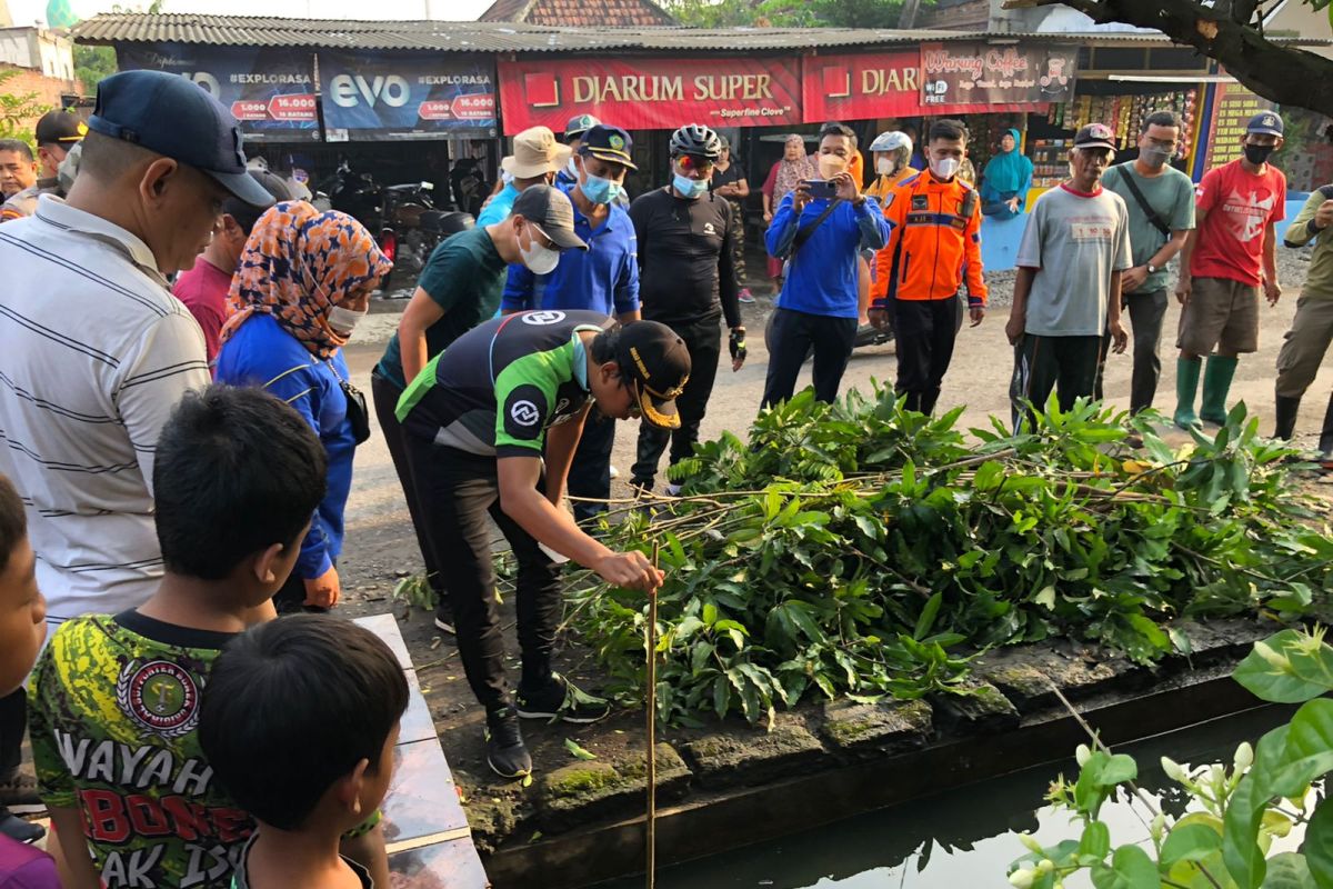 Gus Muhdlor ajak warga Desa Kali Tengah Tanggulangin normalisasi drainase