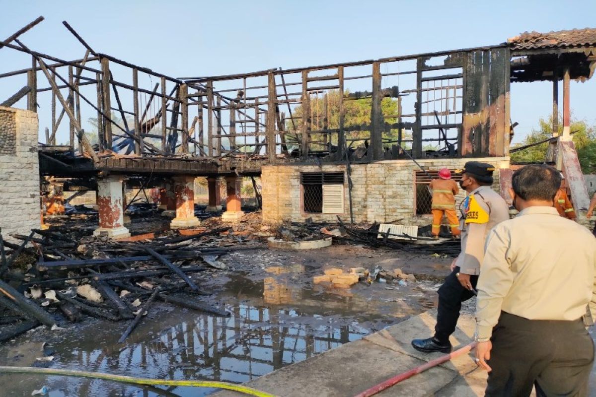 Rumah adat Melayu terbakar, seorang bocah tewas