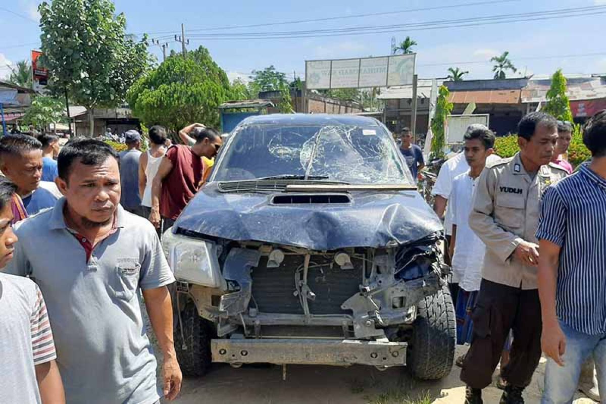 Dobel kabin hantam warung, empat luka-luka