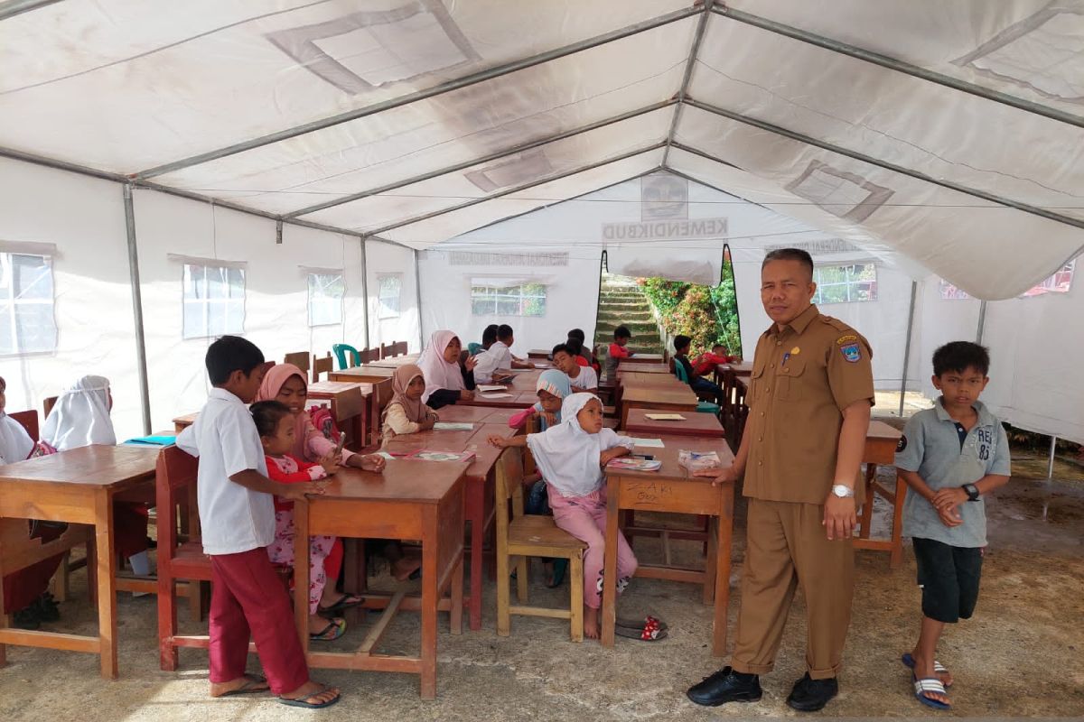 Pasca gempa, proses belajar mengajar di sekolah Talamau Pasbar pakai tenda-tenda darurat