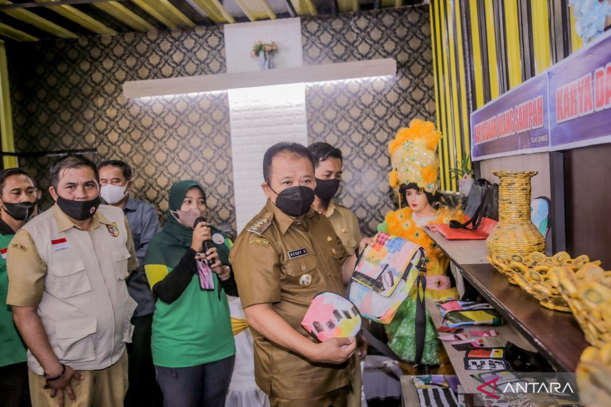 Bupati Jember ajak masyarakat daur ulang sampah jadi kerajinan