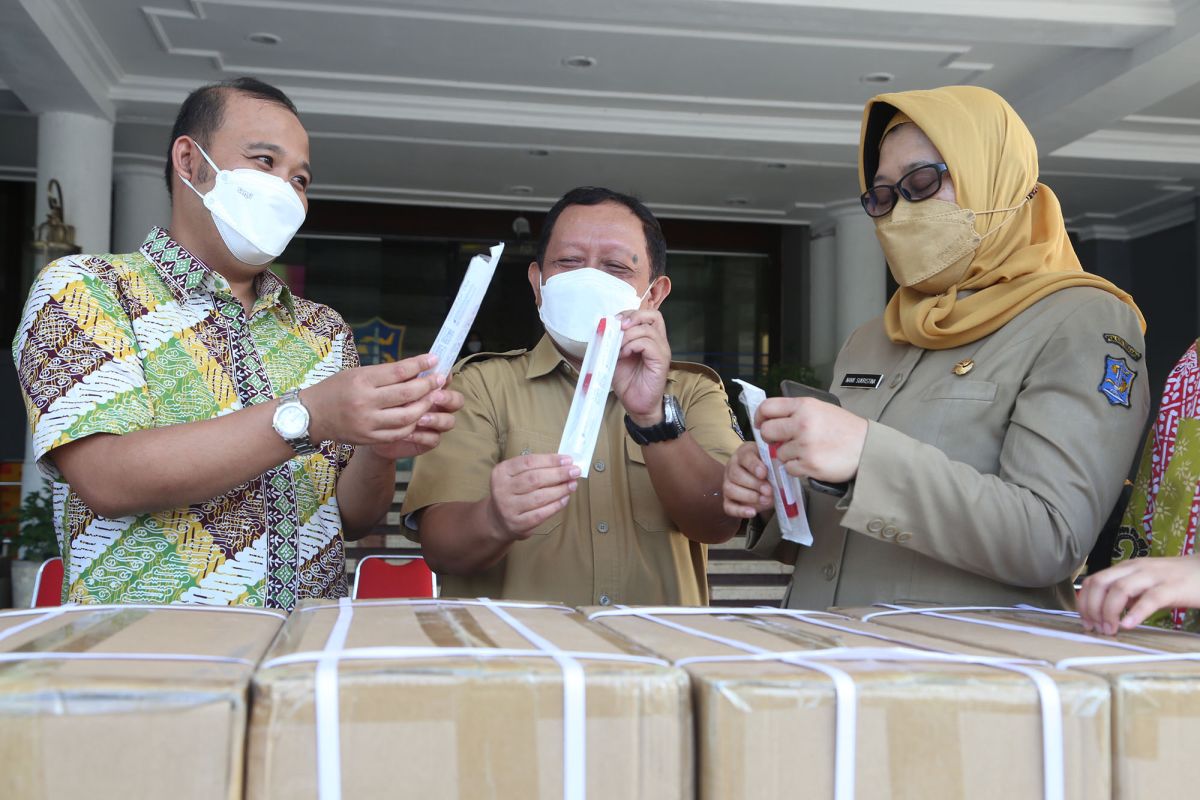 Pemkot Surabaya terima bantuan penanganan COVID-19 berupa 10 ribu unit VTM