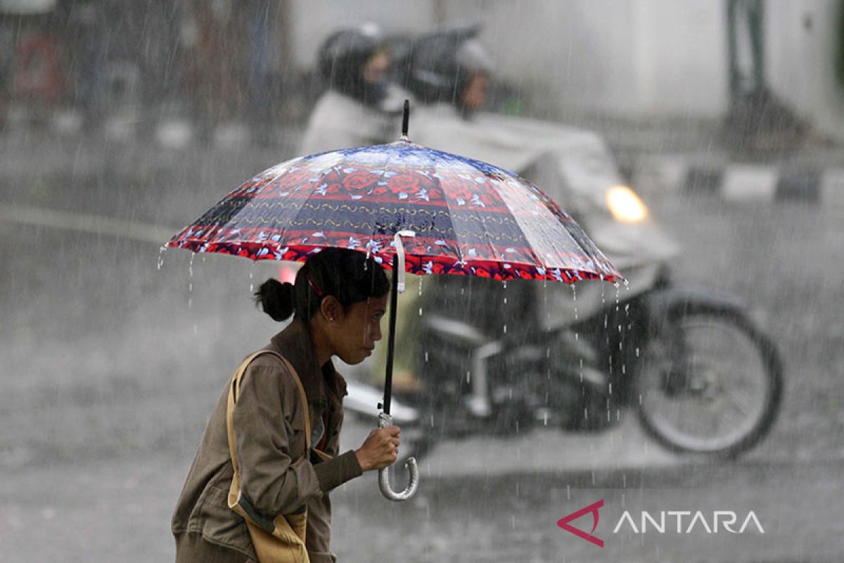 Sebagian wilayah Indonesia diliputi hujan ringan