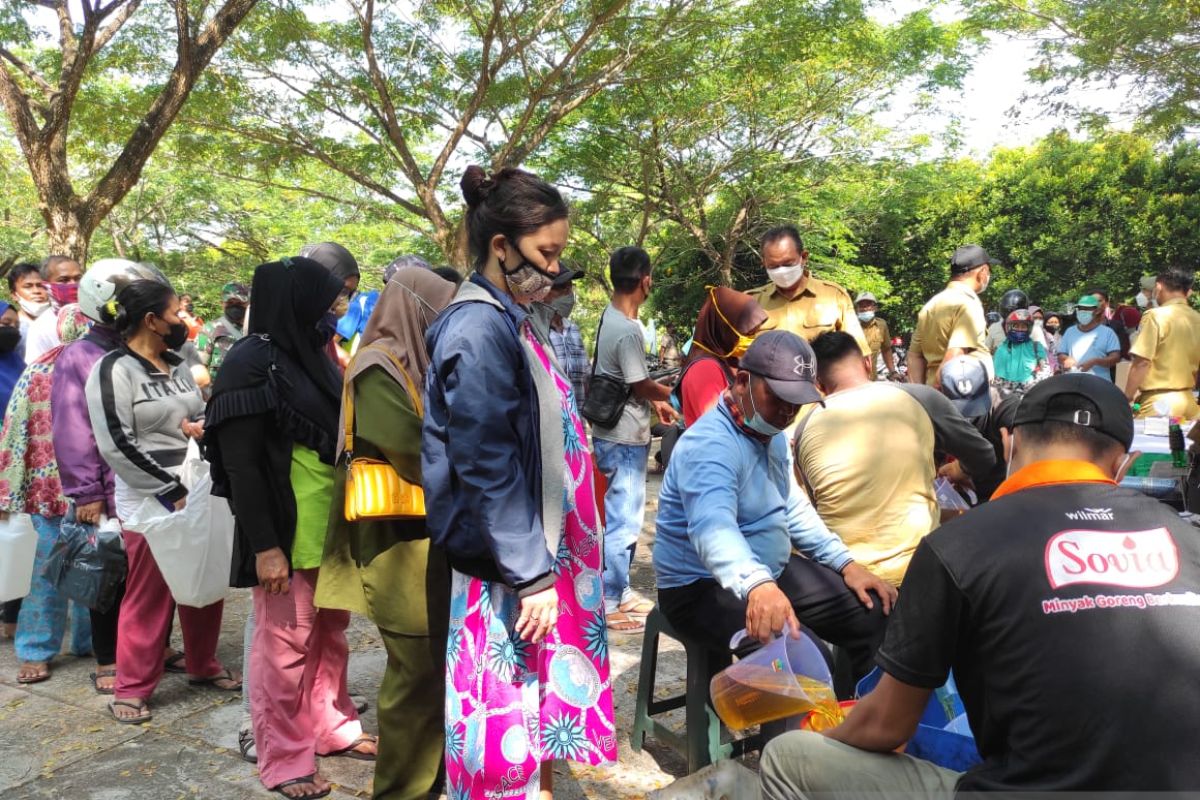 Warga serbu operasi pasar minyak goreng murah di Kolam Renang Ampera