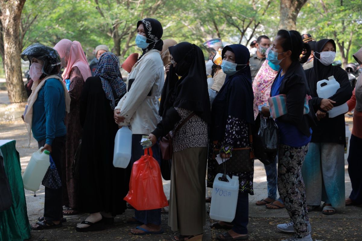 6.000 liter minyak goreng dijual murah di Pontianak Kalbar