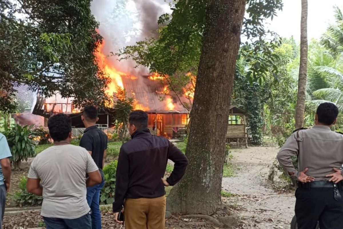 Satu rumah warga di Desa Cinta Raja Secanggang terbakar