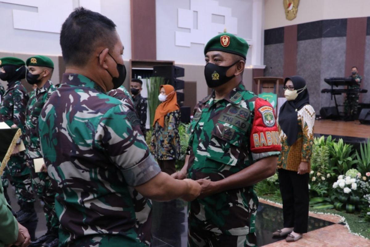 Kasad berikan penghargaan kepada lima prajurit TNI berprestasi