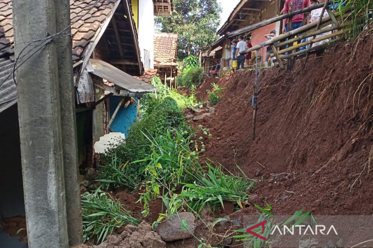 Hujan deras sebabkan longsor di Nagreg-Bandung, satu korban tewas