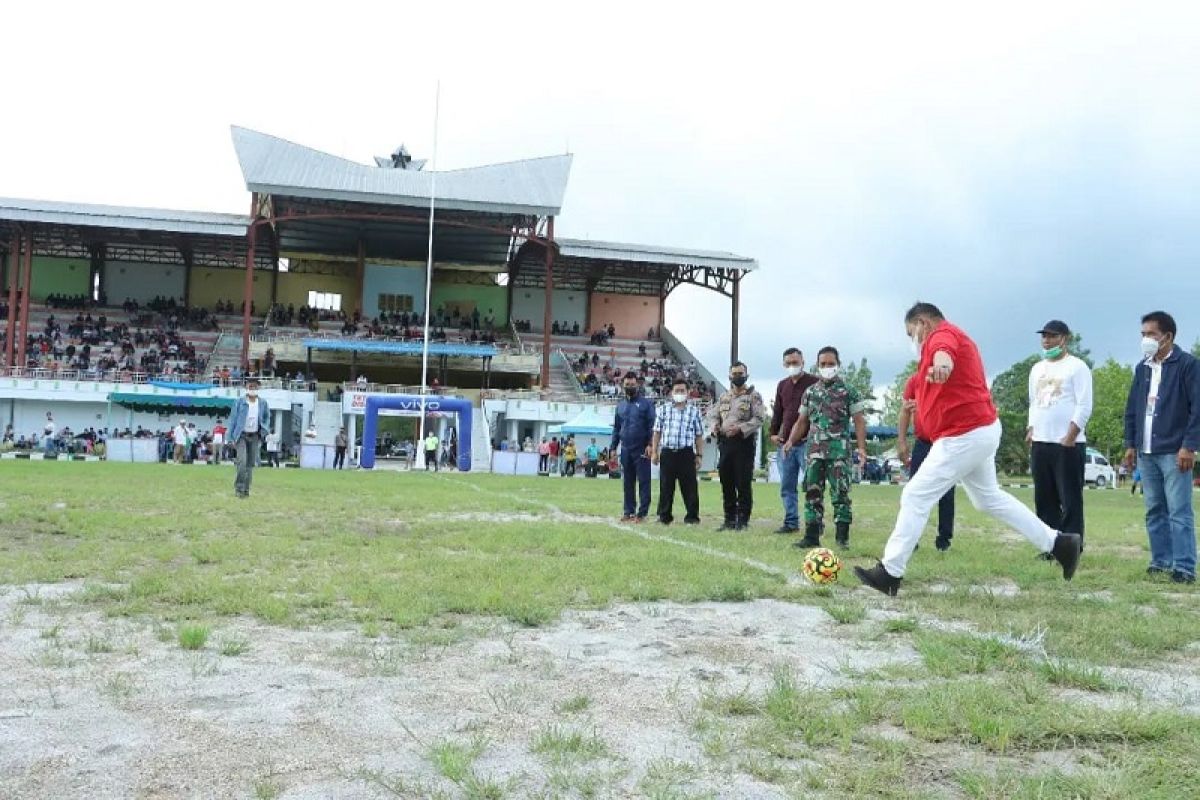 Bupati Eddy Berutu 'Kick Off' Piala Menteri Erick Thohir