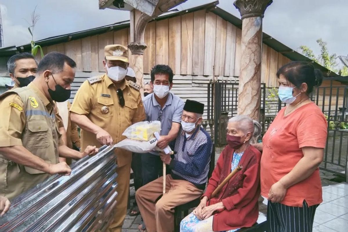 Pemkab Dairi serahkan bantuan sembako kepada warga terdampak angin kencang