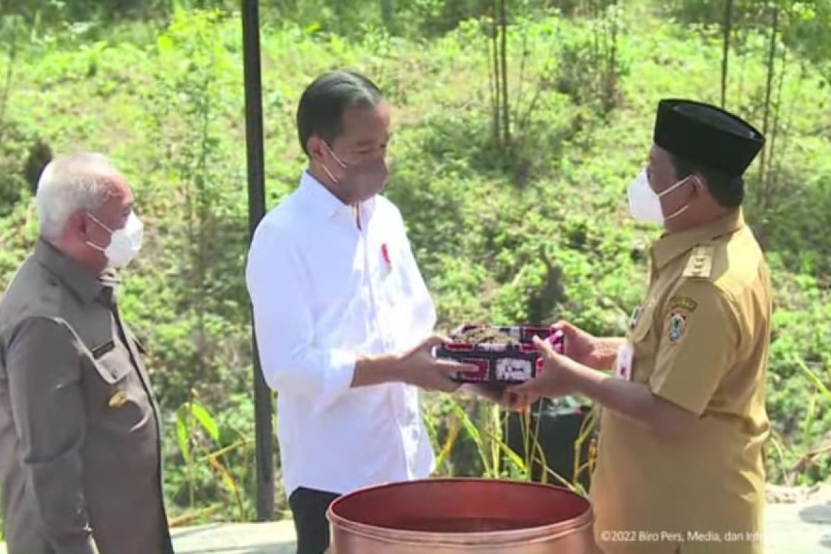 Paman Birin serahkan Tanah dan Air bernilai sejarah kepada Presiden