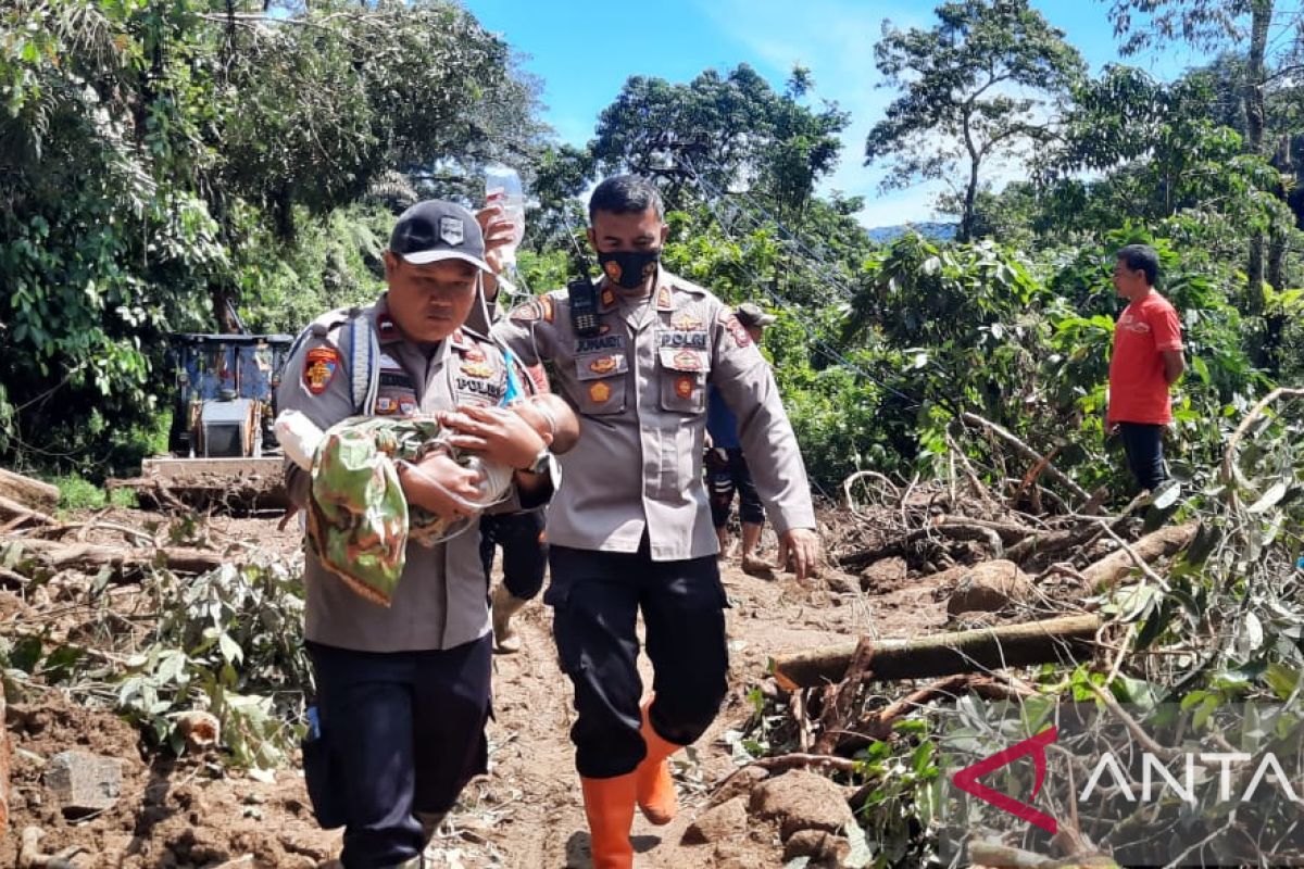 Kiprah Kapolsek Talamau mengevakuasi warga di lokasi  longsor