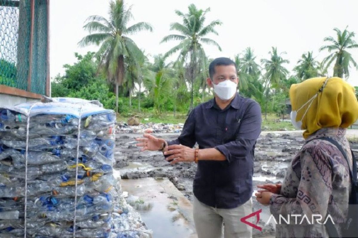 DPPLH Kepulauan Meranti buat paving blok dari limbah plastik