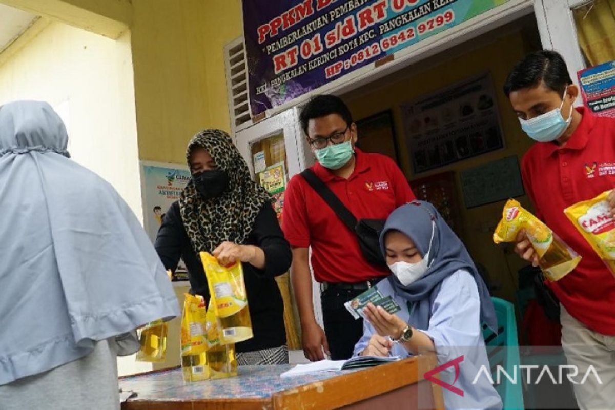 Masyarakat dapat bantuan minyak goreng harga murah dari PT RAPP-APR