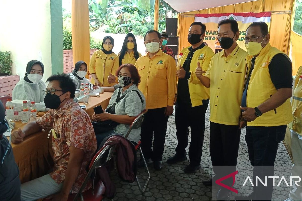 Golkar Jatim gelar vaksinasi 