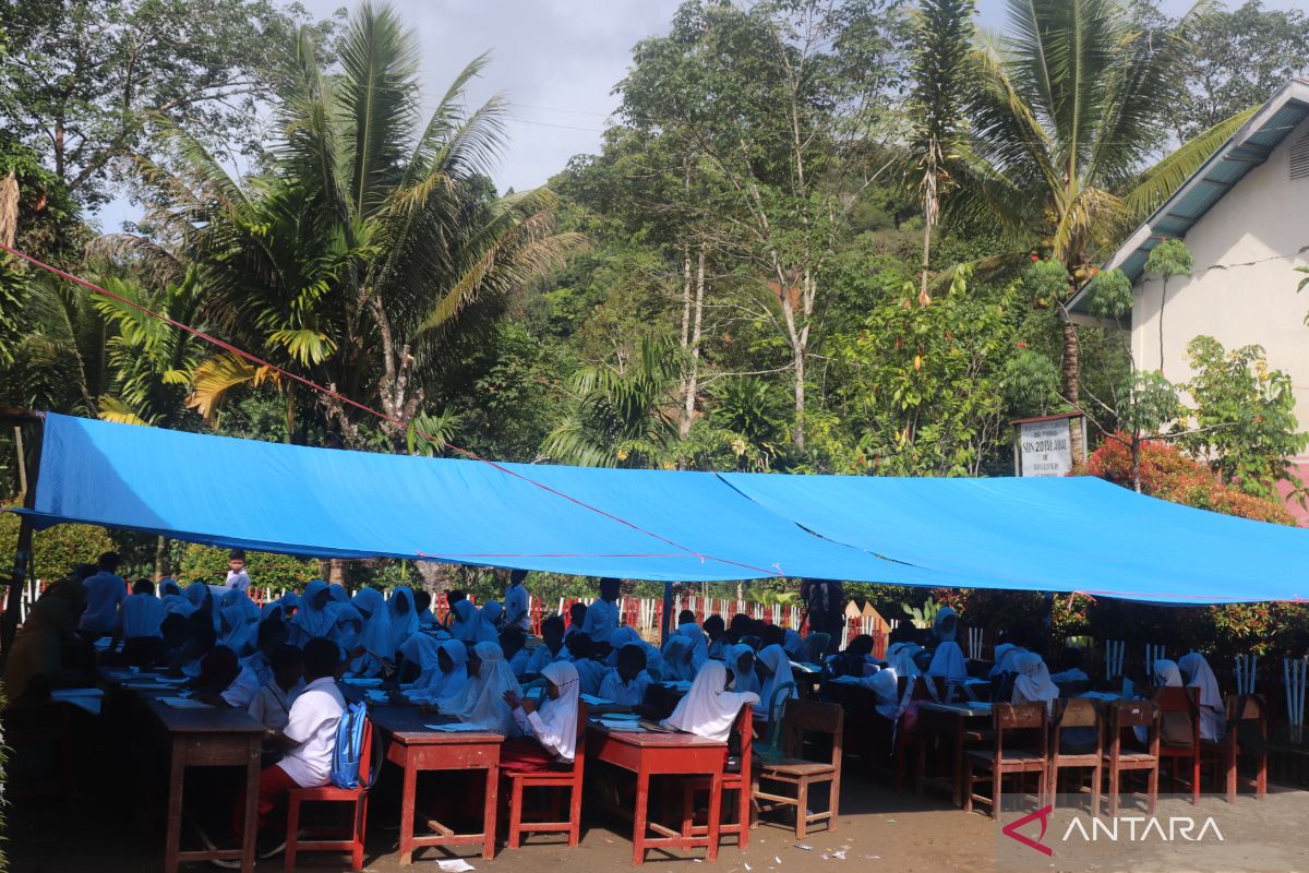 Sekolah rusak akibat gempa, siswa SDN 20 Talamau Pasbar terpaksa belajar beratapkan terpal (Video)