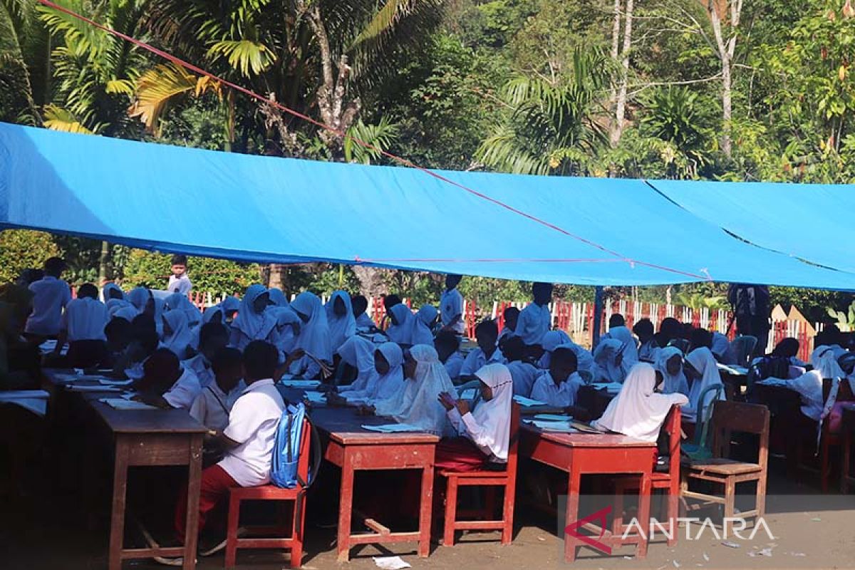 Gempa rusak sekolah, siswa SDN 20 Talamau belajar di tenda terpal