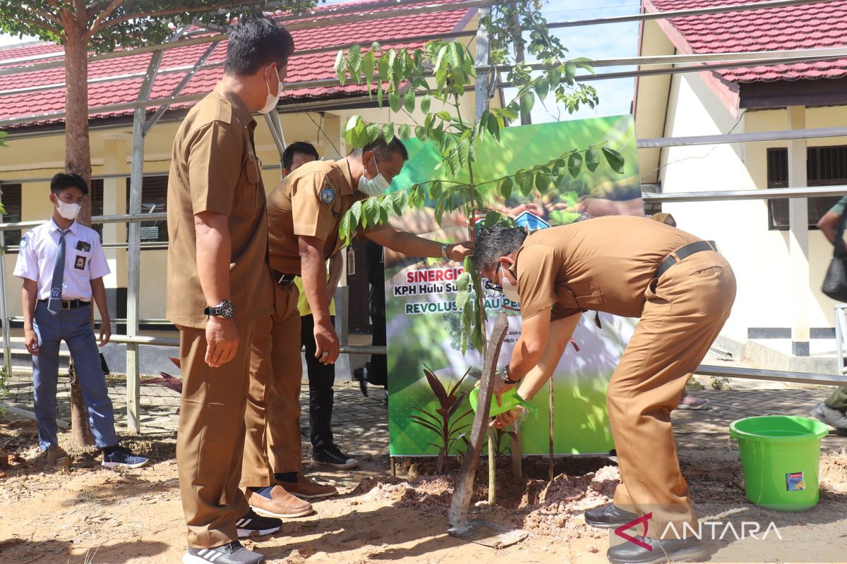 Aksi penanaman pohon SMKN 1 Kandangan untuk rehabilitasi lahan