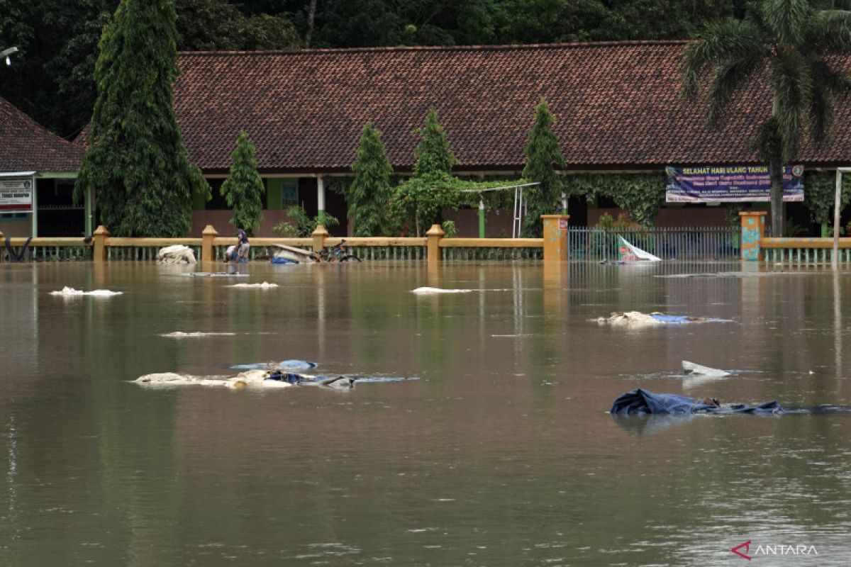 Kemarin banjir melanda Banyumas, puncak penularan Omicron terlewati