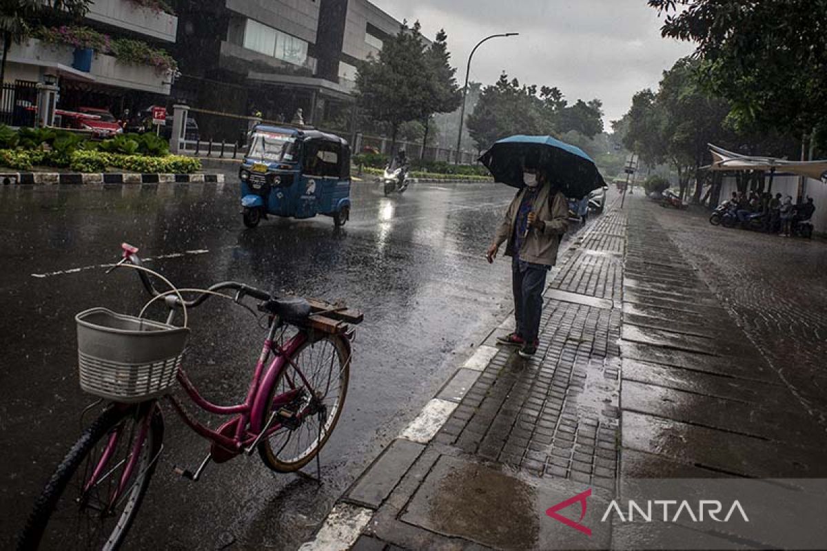 Jakarta diperkirakan diguyur hujan yang disertai petir pada Rabu