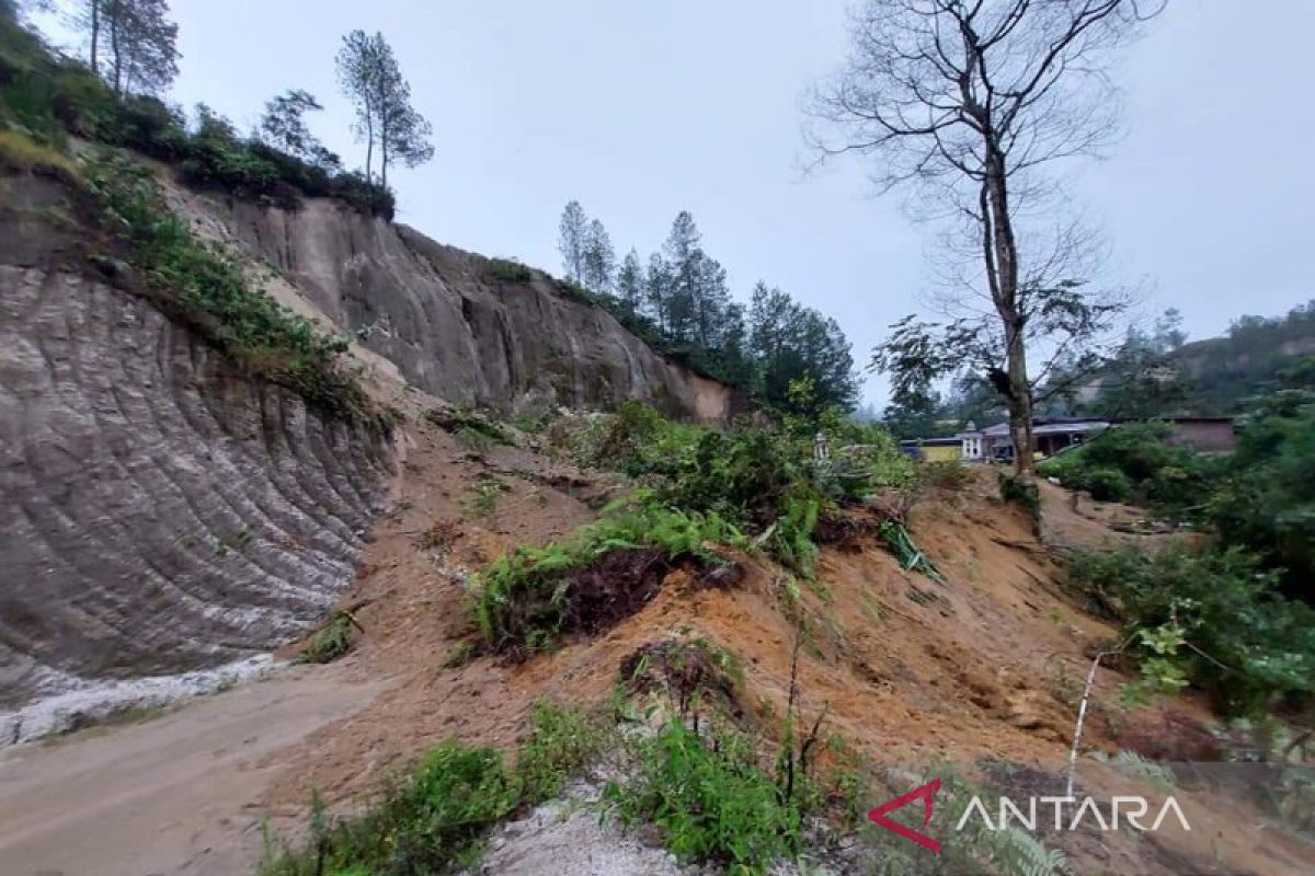 Akses Siborongborong-Sipahutar lumpuh 10 jam akibat timbunan longsor