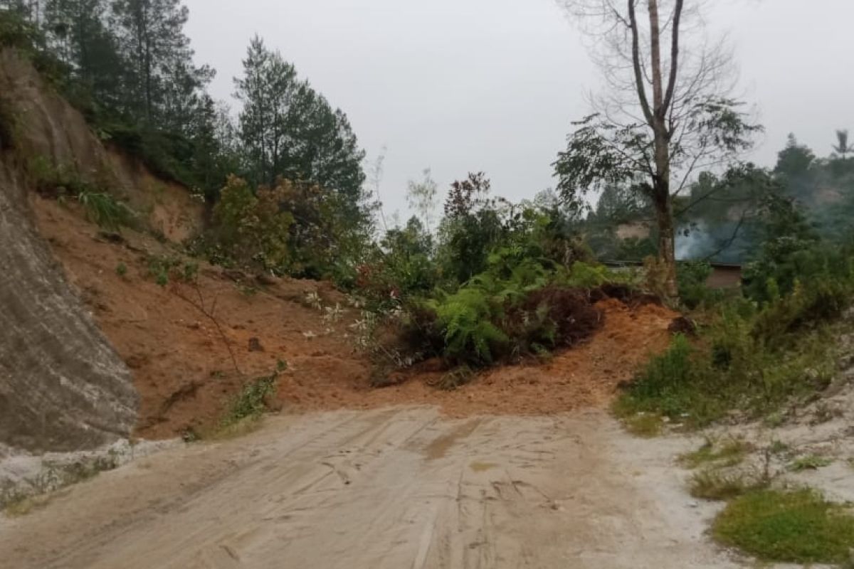 Ruas jalan provinsi penghubung Siborongborong-Sipahutar tertimbun longsor