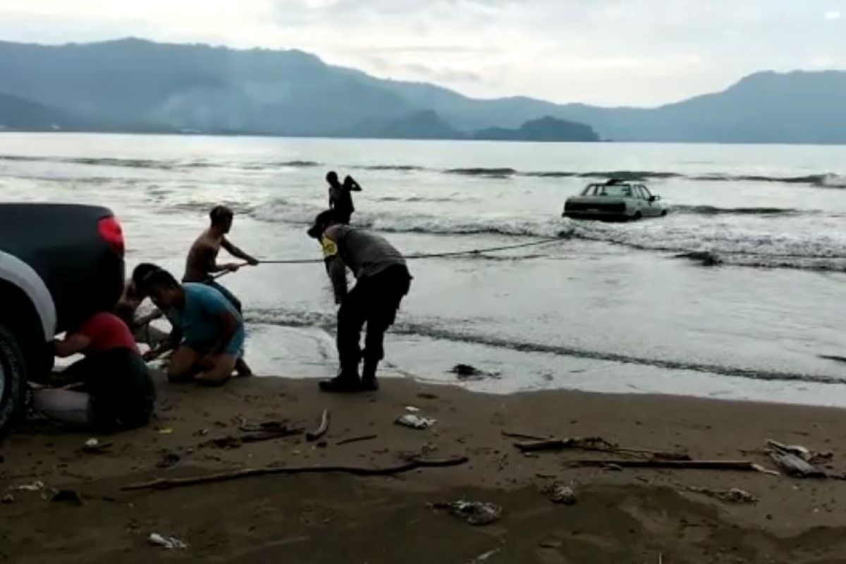 Petugas evakuasi mobil wisatawan terseret air pasang di Pantai Cengkrong Trenggalek