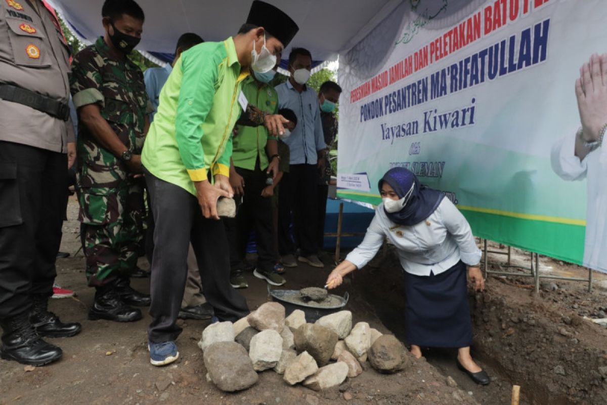 Bupati Sleman melakukan peletakan batu pertama pembangunan ponpes lansia