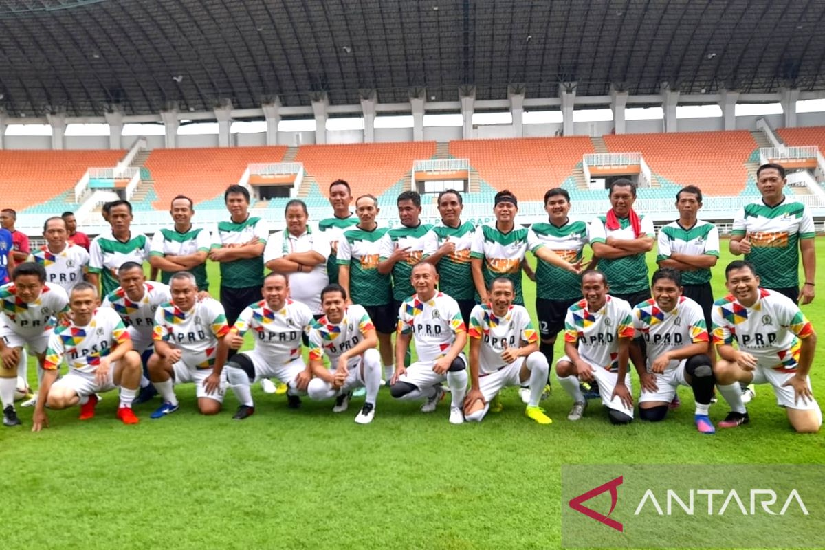 Anggota DPRD Bogor tanding bola melawan FORMI di Stadion Pakansari