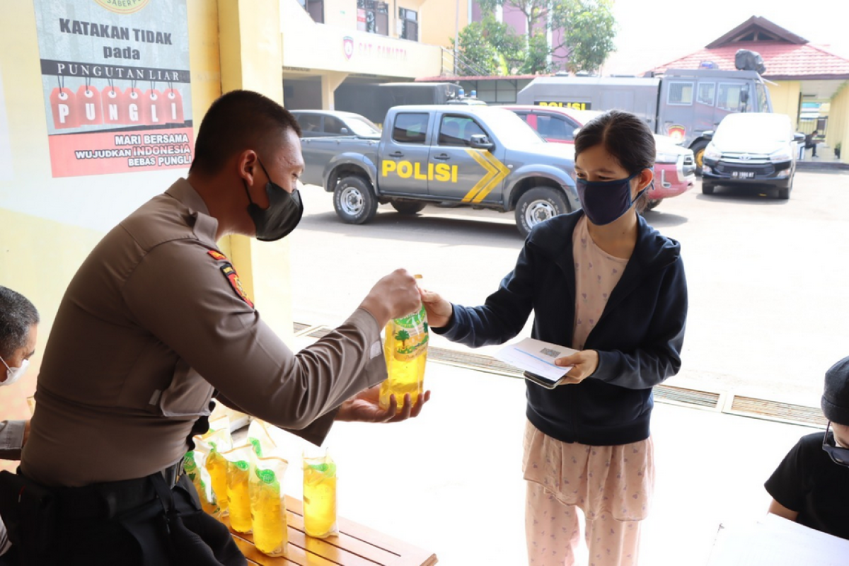 Polres Ketapang berikan minyak goreng dan susu gratis