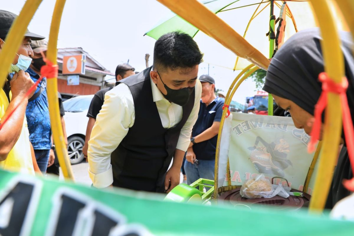 Wali Kota Medan borong es dawet diminum bersama petugas drainase