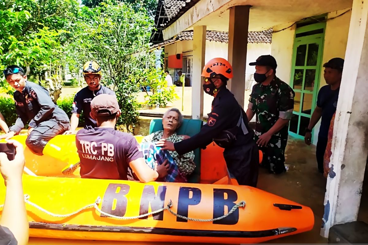 Petugas BPBD Lumajang evakuasi dua lansia sakit terjebak banjir