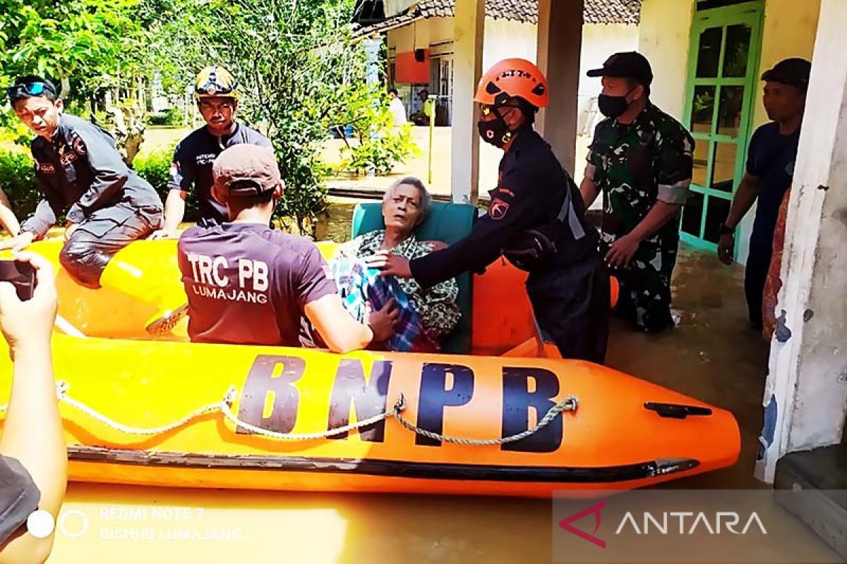 BPBD Lumajang evakuasi dua lansia sakit terjebak banjir