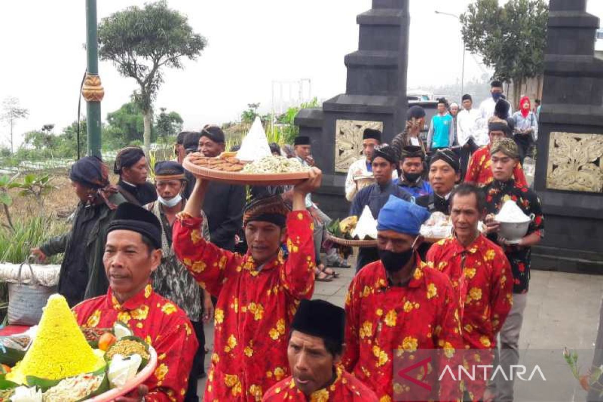 Petani Temanggung gelar ritual awal tanam tembakau 2022