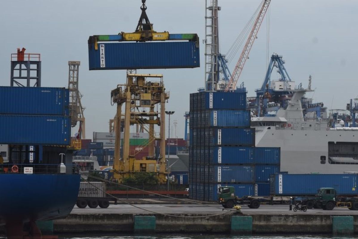 BPS melansir neraca perdagangan Indonesia surplus 3,83 miliar dolar pada Februari